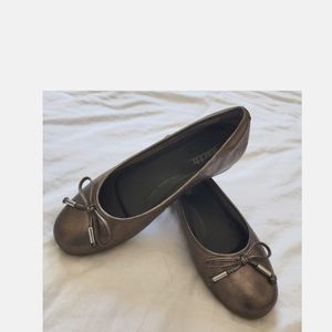 Earth Alina Women's Slip, Platinum Santos Medium Tipping Soft Leather, Size 5.5